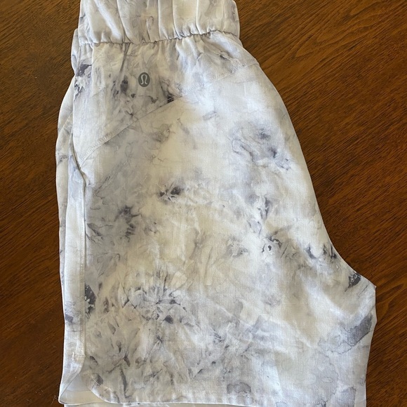 Lululemon flat front relaxed short 4.5” size: 2 - Picture 6 of 6